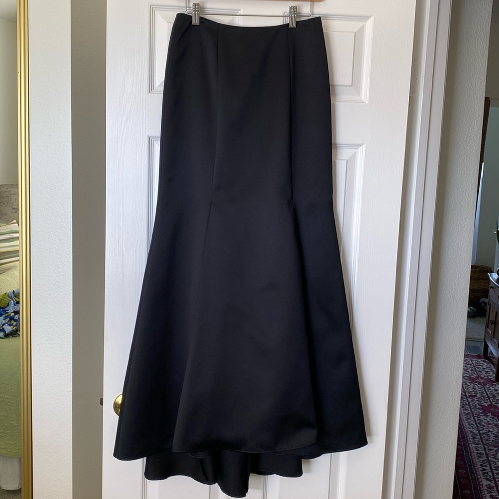 In excellent like new condition CACHE flair size S maxi evening linned skirt .